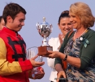 Mickael Barzalona viene premiato dalla D.ssa Carla Rocca