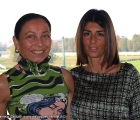 Green touch anche per due eleganti signore in tribuna.