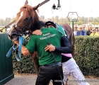 L'abbraccio nello stallo del vincitore tra il jockey Dario Vargiu ed il lad di Priore Philip