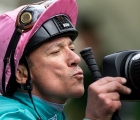 frankie-dettori-gives-the-camera-a-kiss-after-winning-on-sangarius