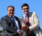 A sinistra il trainer Marco Gonnelli viene premiato del Prof. Enrico Landoni (Gazzetta dello Sport) per la vittoria di Musa D'Oriente nel XXXIX Royal Mares 