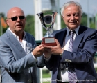 Il proprietario della Sc. Nuovi Orizzonti con la coppa del Premio Raimondo Billeri