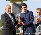 A sinistra il trainer Alduino Botti riceve la coppa dal prof. Enrico Landoni della Gazzetta dello Sport, per la vittoria di Mac Mahon