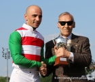 Il fantino Dario Vargiu premiato per la vittoria in sella a Mac Mahon nel Premio Emanuele Filiberto (LR)