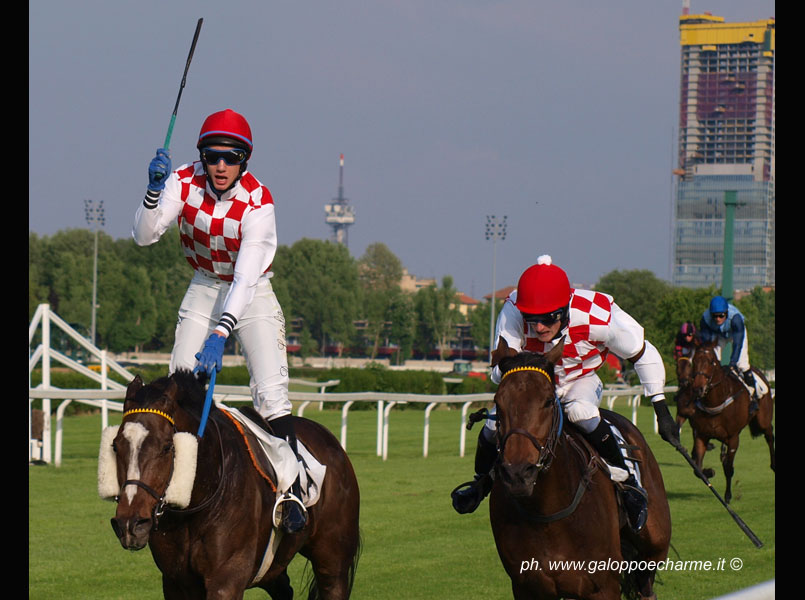 Davide Satalia vince il Grande Steeple Chase (G1) in sella a Garynella, secondo Rajasthan montato da J.Bartos.