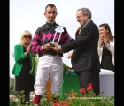 Raffaele Romano viene premiato dal dott. Sandi per la vittoria della Corsa Siepi Dei 4 Anni.