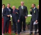 L'allenatore Paolo Favero viene premiato dal Cav. Pio Bruni per la vittoria della Corsa Siepi Dei 4 Anni.