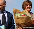Chiara Antola di FRIDA's con il mazzo di fiori offerto per l'allevatrice di Biz Power e Vincenzo Gautieri di NBF LANES