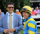 A destra il fantino Luca Maniezzi, al tondino del Premio Lombardia, con la giubba della Sc. Chimax, a sinistra il trainer di Refuse To Bobbin, Massimiliano Narduzzi