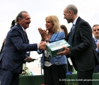 Da destra: Vincenzo Gautieri della NBF Lanes e Isabella Bezzera Presidente ANAC premiano l'allevatore di Little Bruv
