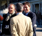 L’allevatore Alfonso Litta Modigliani (a destra) parla con un gentleman (di spalle) ed un proprietario (a sinistra)