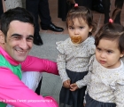 Il fantino Fabio Branca con le sue figlie 