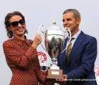 Premiazione: una rappresentante del Middleham Park Racing riceve la coppa del vincitore dal Dr. Marzullo 