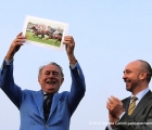 L'Ing Diego Romeo mostra la foto dopo aver vinto il GP Di Capua G2 con Anda Muchacho