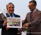 Da destra: Casati premia la Sc. Del Girasole per la vittoria nel Premio Dormello G3