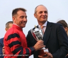 Luca Maniezzi viene premiato per aver vinto il Premio Dormello G3 in sella a Noblesse Oblige