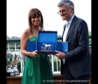 Federica Villa  premiata per la vittoria di Cherry Collect nelle Oaks d'Italia