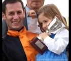 Mirco Demuro e sua figlia con la Coppa del vincitore del Premio Di Capua