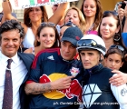 Fabri Fibra con il suo fantino Dario Vargiu (Scuderia Ancora in Piedi) e l'allenatore Bruno Grizzetti