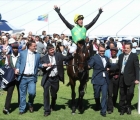 Frankie Dettori in sella ad Edict Of Nantes rientra dopo aver vinto il Derby, con il team  del Klawervlei Stud Farm