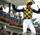 Il salto di Frankie Dettori dopo la vittoria nel GP Milano (G2) in sella a Dylan Mouth