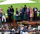 Federica Villa viene premiata per la vittoria dei cavalli della Sc. Effevi nel GP MIlano (G2)