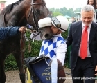 Il fantino Umberto Rispoli bacia Kaspersky nello stallo del vincitore, dopo la vittoria nel Premio Carlo Vittadini (G3)