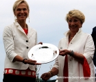 La proprietaria della Nuova Sbarra viene premiata da France Vittadini per la vittoria di Kaspersky nel Premio Carlo VIttadini (G3)