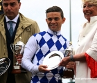 Il fantino Umberto Rispoli viene premiato per la vittoria ottenuta in sella a Kaspersky nel Premio Carlo Vittadini (G3)