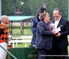 Il trainer Raffaele Biondi viene premiato per la vittoria di Sadalmelik nel Premio Nogara