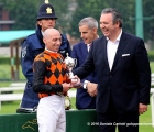 Il fantino Mario Esposito viene premiato per la vittoria di Sadalmelik nel Premio Nogara