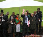 Il fantino Miki Cadeddu viene premiato per la vittoria in sella a Nepal, nelle Oaks Italiane (G2), assieme all'allenatore Bolte Andreas Bolte - a destra