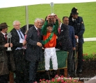 Il Dr. Del Torchio premia il fantino Miki Cadeddu per la vittoria in sella a Nepal nelle Oaks Italiane (G2)