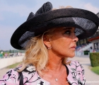 Mariella Borsani ( Sc.Immobiliare Casa Paola ) con un elegante cappello nero e giacchetta pink touch per le Oaks d'Italia