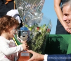Il Dottor Marzullo premia la più autorevole rappresentante della Sc. Effevi per la vittoria nel GP Federico Tesio