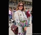 Luisa Marzullo indossa una raffinata giacca con stampe e ricami floreali in tema con i colori del Premio Di Capua