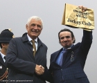 Lo Sceicco Mutlaq bin Mishref mostra la coperta d'oro ricevuta in ricordo della giornata del GP del Jockey Club (G1) 