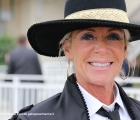 La proprietaria della Scuderia Australia con un raffinato cappello gold touch durante la giornata del Jockey Club