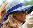 Una proprietaria sfoggia un particolare cappello nelle gradazioni del blu