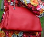 Dress code in rosso anche per l'elegante borsa a tracolla