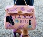 Una particolare borsa con cavallo color rosa per la giornata delle Oaks d'Italia