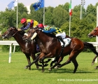 Premio P.le dello Sport: Azari in vantaggio allo steccato si difende dall' attacco di Changeling al centro e di Clockwinder all' esterno