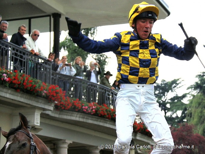 Il salto di Lanfranco Dettori dopo la vittoria nel GP Milano 2016 in sella a Dylan Mouth