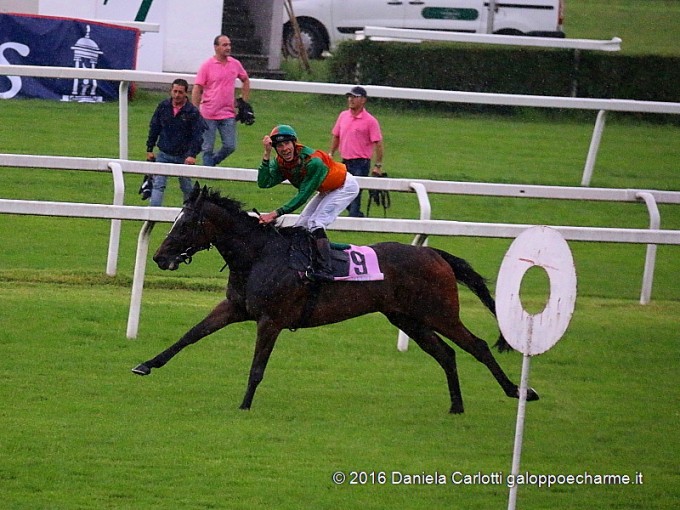 Miki Cadeddu vince le Oaks d'Italia 2016 in sella a Nepal