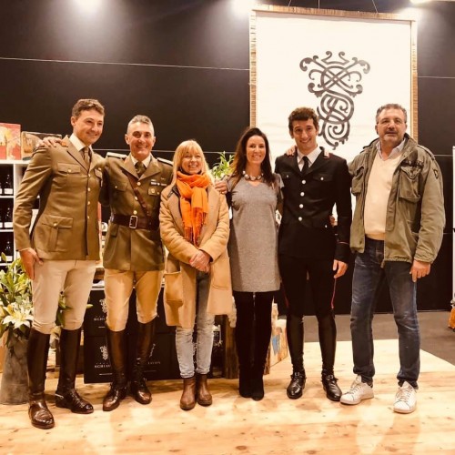 Lena Schiavon nel suo stand a Fieracavalli Verona 2019 con i cavalieri (da sinistra): Filippo Martini di Cigala, Fernando Giganti ed Emanuele Bianchi