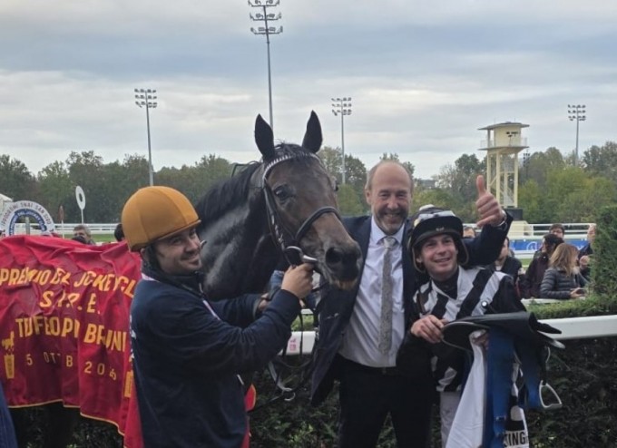 stingray-vince-ledizione-104-2026-del-jockey-club-con-in-sella-dario-di-tocco-colori-scuderia-taxi4horses-com-trainer-marcel-weiss